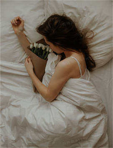 心惊肉跳是什么意思/趴在废弃工厂等流浪狗上